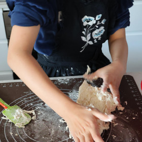 一からパン生地作りを体験。