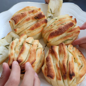 焼き立てのローズマリーバターフレーキーをどうぞ