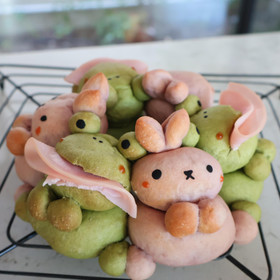 かえるとうさぎのちぎりパンを作ります。