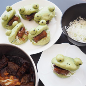角煮と野菜を挟んでお召し上がりください。