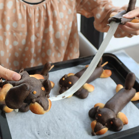 チーズドッグは、焼き立てチーズがびよーんと伸びます。