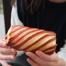 鮮やかな赤が美しい、デニッシュ生地。大きめサイズです。