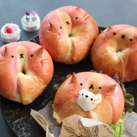 ベーグルは4個作ります。サンドイッチはお一人様1個です