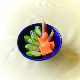 とりあえずの漬物盛り合わせ