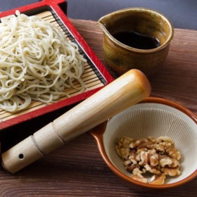 ※写真はイメージ
実際は擦った胡桃でタレ作りをします