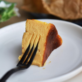バスク風チーズケーキ中身はとても柔らかいです。