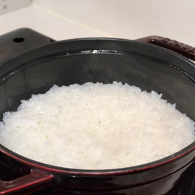 ガス火を使ってお鍋でごはんを炊きます。