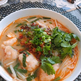 酸辣米線(蝦団子入り米粉ラーメン）
