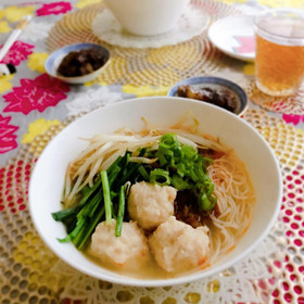 酸辣米線(蝦団子入り米粉ラーメン）