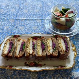 チキンフライとカレータルタルのサンド&フレンチピクルス