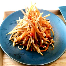 衝撃的な美味しさ！
シャキシャキの食感のきんぴらごぼう