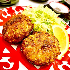 キャベツがたっぷり入った焼きメンチカツ