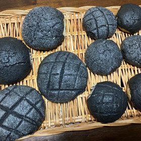 ブラックメロンパン