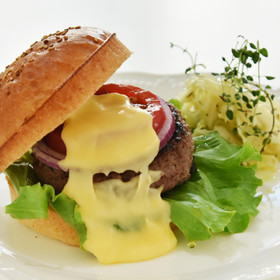 100%ビーフの香ばしいハンバーガー