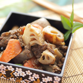 牛コマ肉と根菜の煮物