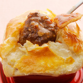煮込みハンバーグのパイ包み