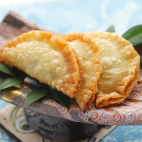 餃子の皮で卵とチーズのカリカリ！