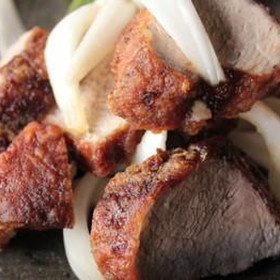 新玉ねぎと豚肉にサラダ