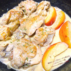 鶏肉とりんごを白ワインと生クリームで煮ます♪