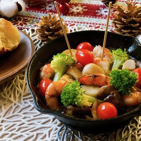 海老とキノコのうま味がすごい！《塩麹アヒージョ》