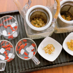 季節に合わせた薬茶をご用意します。