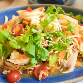 ヤム・ママー（タイインスタント麺の海鮮ピリ辛サラダ）