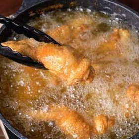 もち米詰めのフライドチキン（ピークガイ・やッサイ・カオ