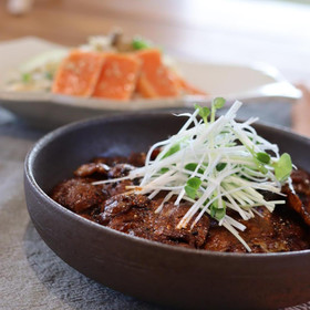 焦がしきび砂糖の豚丼