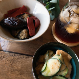赤こんにゃくと茄子の田舎煮、丁字麩ときゅうりの酢味噌和