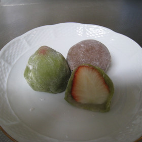 お餅を使ったカラフルいちご大福