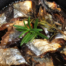 スキレット鍋で秋刀魚丸ごとオイル焼き