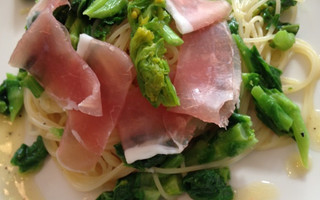 菜の花と自家製生ハムのサラダパスタ