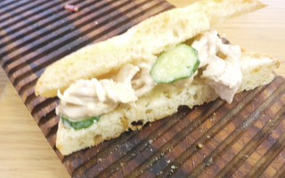 ワイン蒸しどりのサンドイッチ