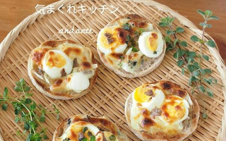 ゆで卵とアンチョビーのマフィンピザトースト。
