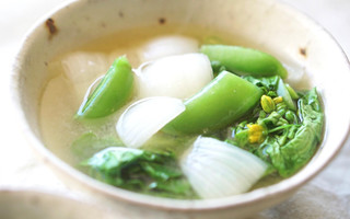 菜の花、スナップえんどう、新たまねぎの味噌汁
