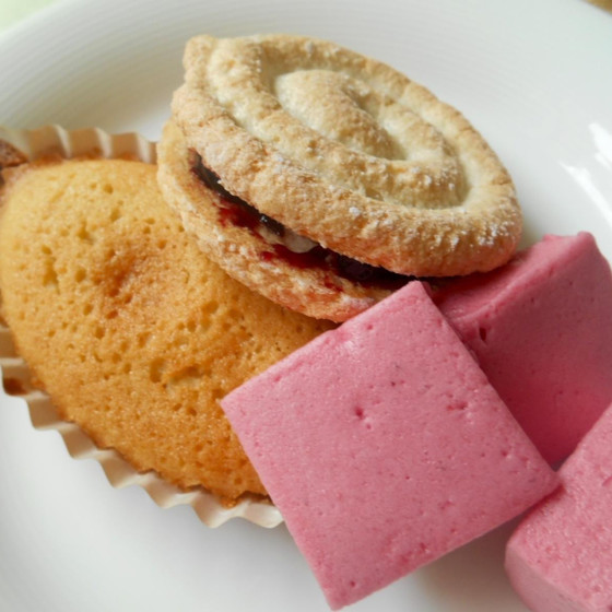 ３種類のプチフール　と　タンドリーチキン