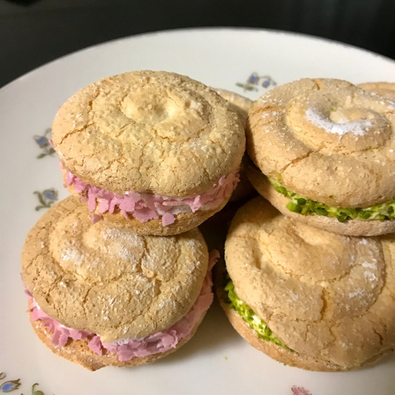 ２色クリームのブッセ　＆　日本蕎麦で混ぜそば
