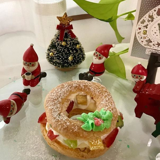 クリスマスプチリーズシュー　＆　クリスマスチキンロール・リースサラダ・キノコのスープ