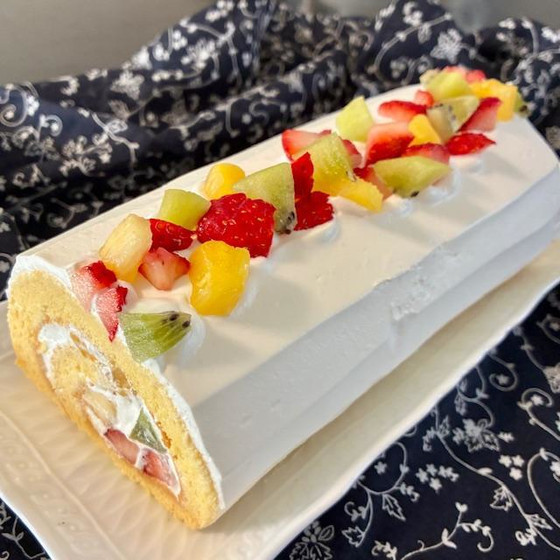 フレッシュフルーツのロールケーキ　＆　クロックムッシュ サラダ添え