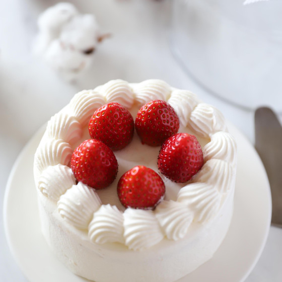いちごのショートケーキとかわいいチョコかけサブレ　