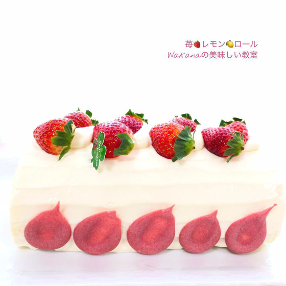 サイドはイチゴ入りホワイトチョコ細工を実習して飾ります