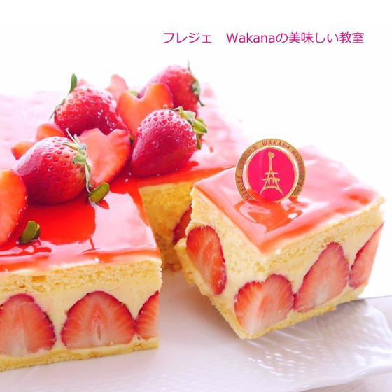 中までびっしり丸ごとイチゴが詰まっています。