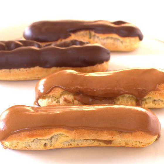 エクレア（チョコレート、キャフェの二種類）