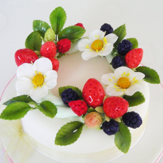 ベリーリースのケーキ
