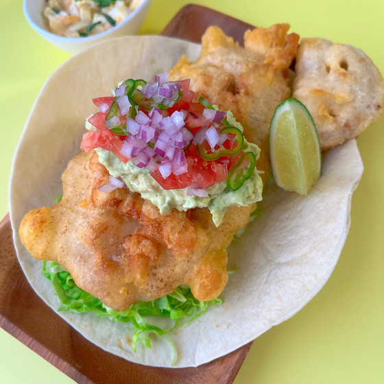魚料理「ブリティッシュパブに到着！魚をおろして作るフィッシュ＆チップス」