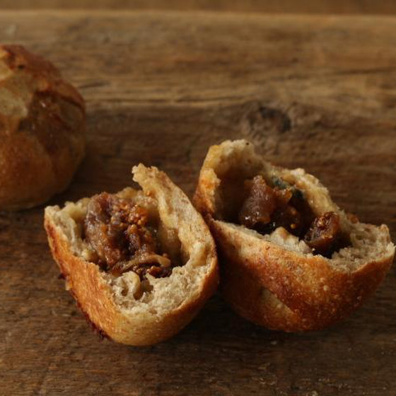 いちじくとブルーチーズのライ麦パン&湯種全粒食パンの2種類