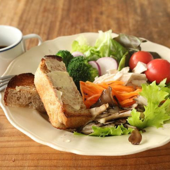 シンプルなパンなので、ワンプレートランチに大活躍します