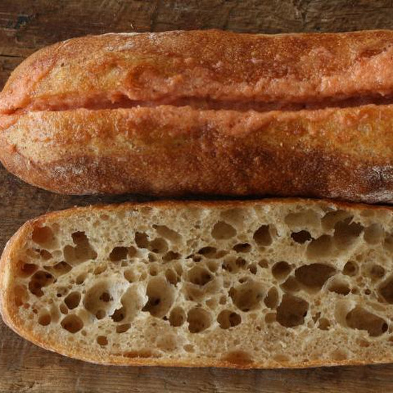 クラストは薄く歯切れよく、軽い食感を目指した