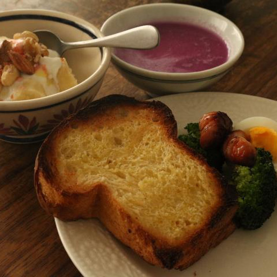 スープとサラダを添えて朝食に