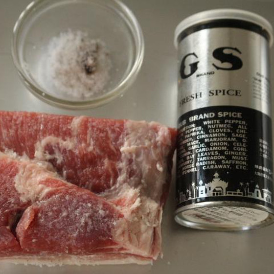 ご希望の方には、自家製ベーコンの作り方教えます。